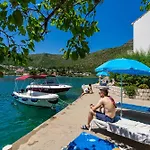 Apartment Seagull - Waterfont With Sunbeds! Unique Zaton (Dubrovnik-Neretva)